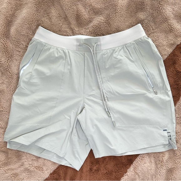 Lululemon License to Train shorts Size Large 7inch - Picture 1 of 9
